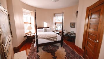 Oval Suite | 1 bedroom, laptop workspace, blackout drapes, rollaway beds