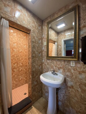 Shower, towels - Sands Inn (South Gate)