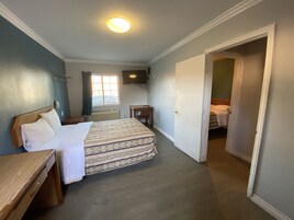 Quarto casal standard | Escrivaninha, Wi-Fi de cortesia, roupa de cama