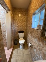 Quarto casal standard | Banheiro | Chuveiro, toalhas de banho