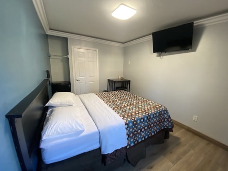 Desk, free WiFi, bed sheets. Sands Inn