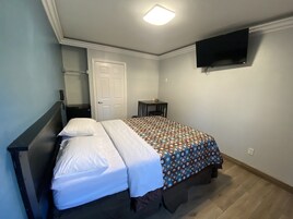 Escritorio, wifi gratis y ropa de cama 