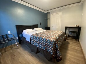 Desk, free WiFi, bed sheets - Sands Inn (South Gate)