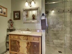 Standard Triple Room, Ensuite, Mountain View (Miner's Suite) | Bathroom
