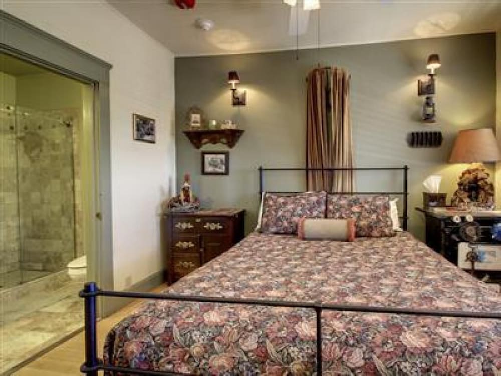 Ghost City Inn by null