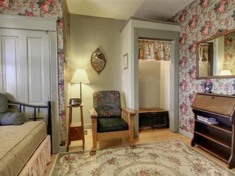 Ghost City Inn by null