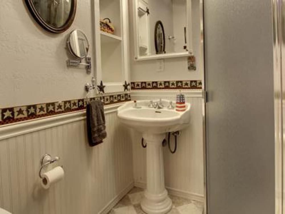 Ghost City Inn by null