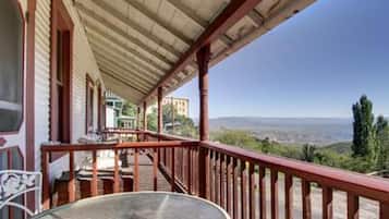 Habitación doble estándar, baño en la habitación, vista a la montaña (Western ) | Wifi gratis y ropa de cama