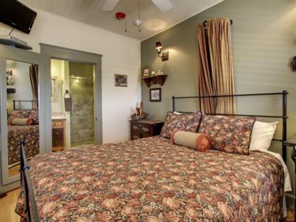 Standard Triple Room, Ensuite, Mountain View (Miner's Suite)