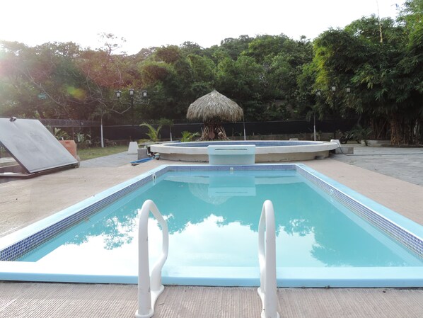 2 座室外游泳池，提供免費遮陽小屋和泳池遮陽傘