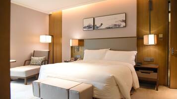 Deluxe Suite, 1 King Bed | Premium bedding, minibar, in-room safe, desk