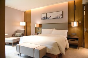 Deluxe-Suite, 1 King-Bett | Hochwertige Bettwaren, Minibar, Zimmersafe, Schreibtisch