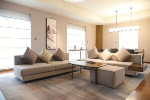 Royal-Suite, 1 King-Bett (Governor) | Wohnbereich | 43-Zoll-LED-Fernseher mit Satellitenempfang, Fernseher, Kamin