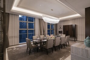 Presidential-Suite, 1 King-Bett | Essbereich im Zimmer