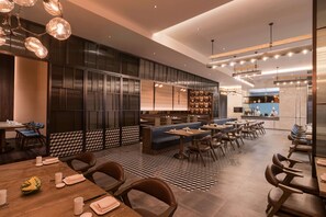 3 间餐厅，供应早餐、午餐和晚餐，点心