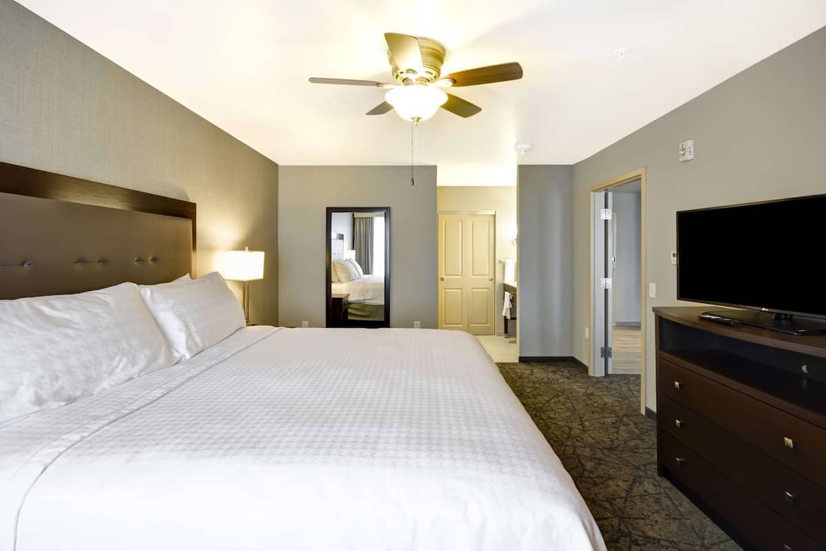 In-room safe, desk, iron/ironing board, free WiFi