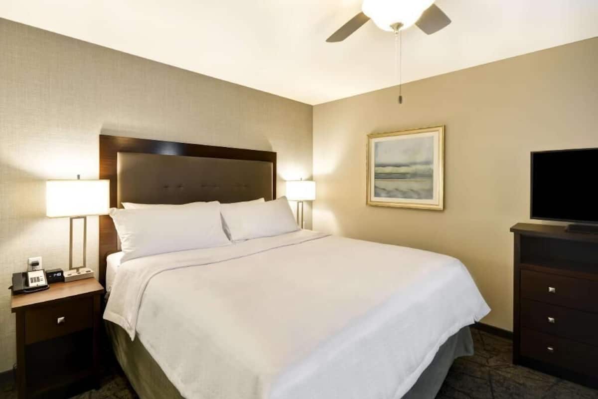 In-room safe, desk, iron/ironing board, free WiFi