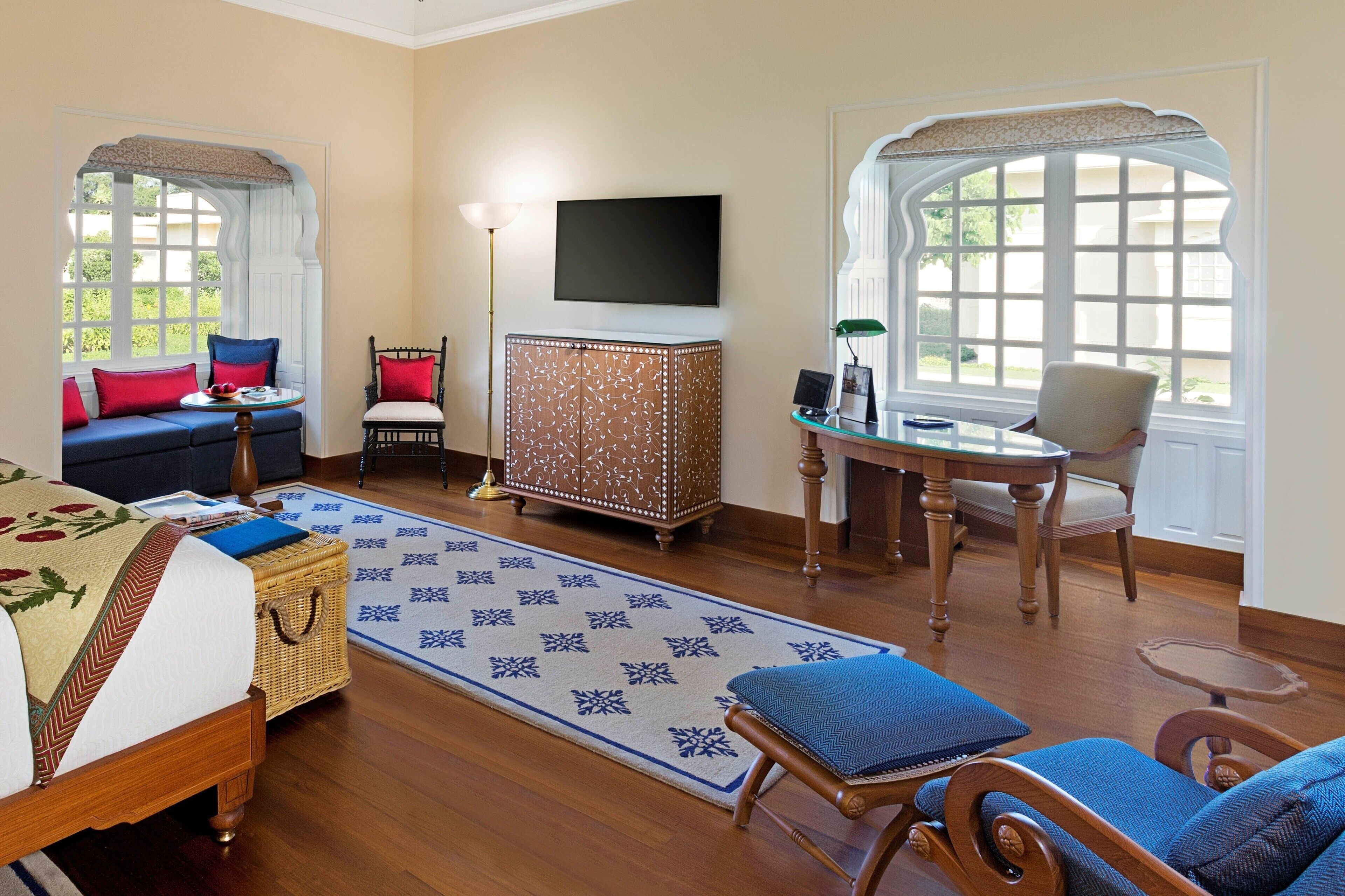 premier room, 1 single bed | living area | flat-screen tv