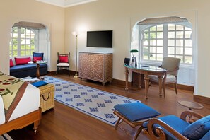 Rom – premier, 1 enkeltseng | Oppholdsområde | Flatskjerm-TV