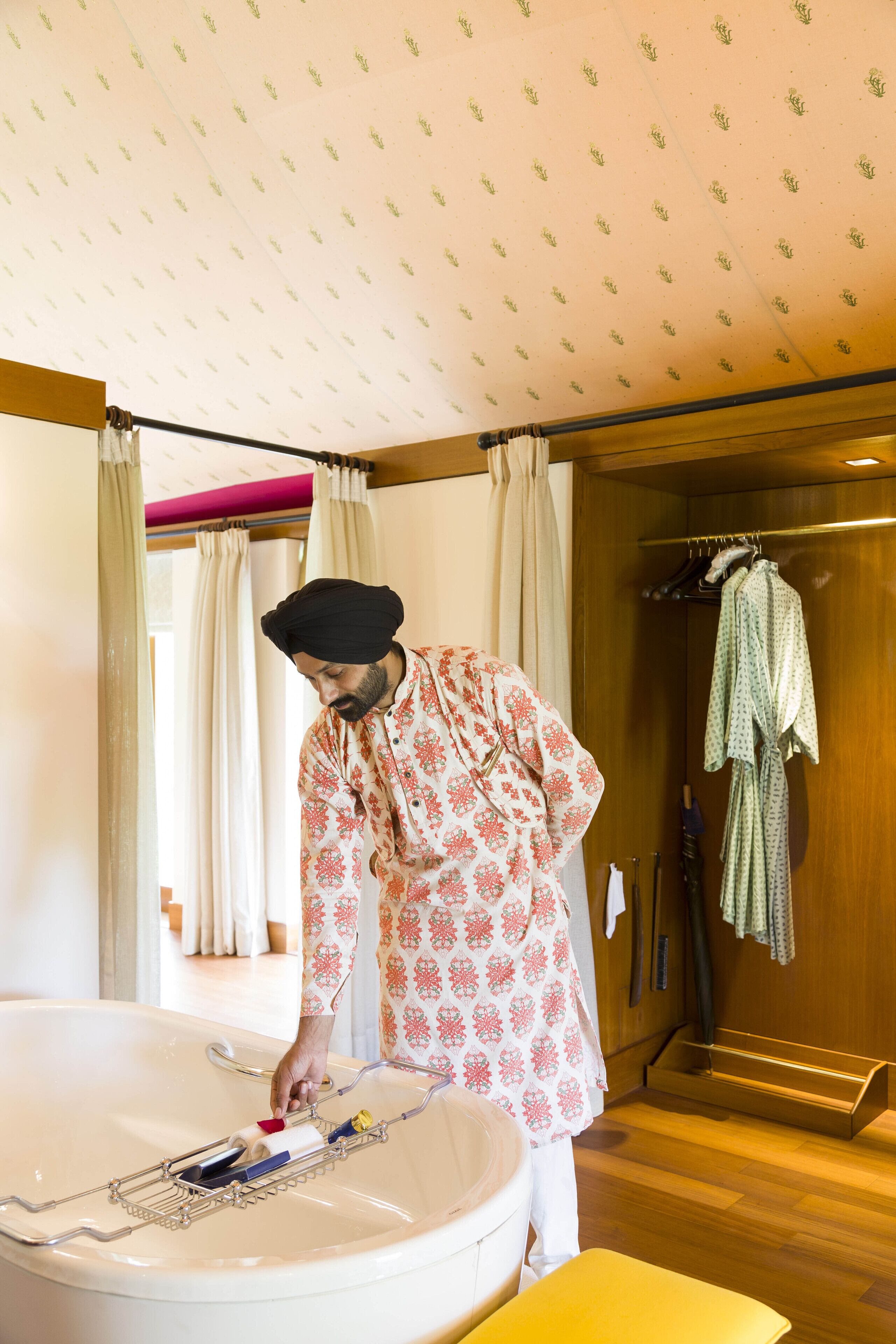 combined shower/bathtub, deep-soaking bathtub, free toiletries