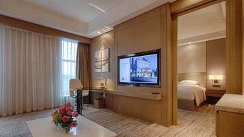 Suite - 1 kingsize-seng - byudsigt | Premium-sengetøj, dundyner, pengeskab på værelset, skrivebord