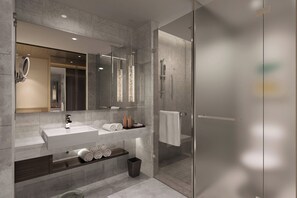 Sviitti, 1 suuri parisänky, kaupunkinäköala | Kylpyhuone | Designer-hygieniatuotteet, hiustenkuivaaja, kylpytakit, tohvelit