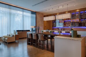 2 bares, salón en el lobby