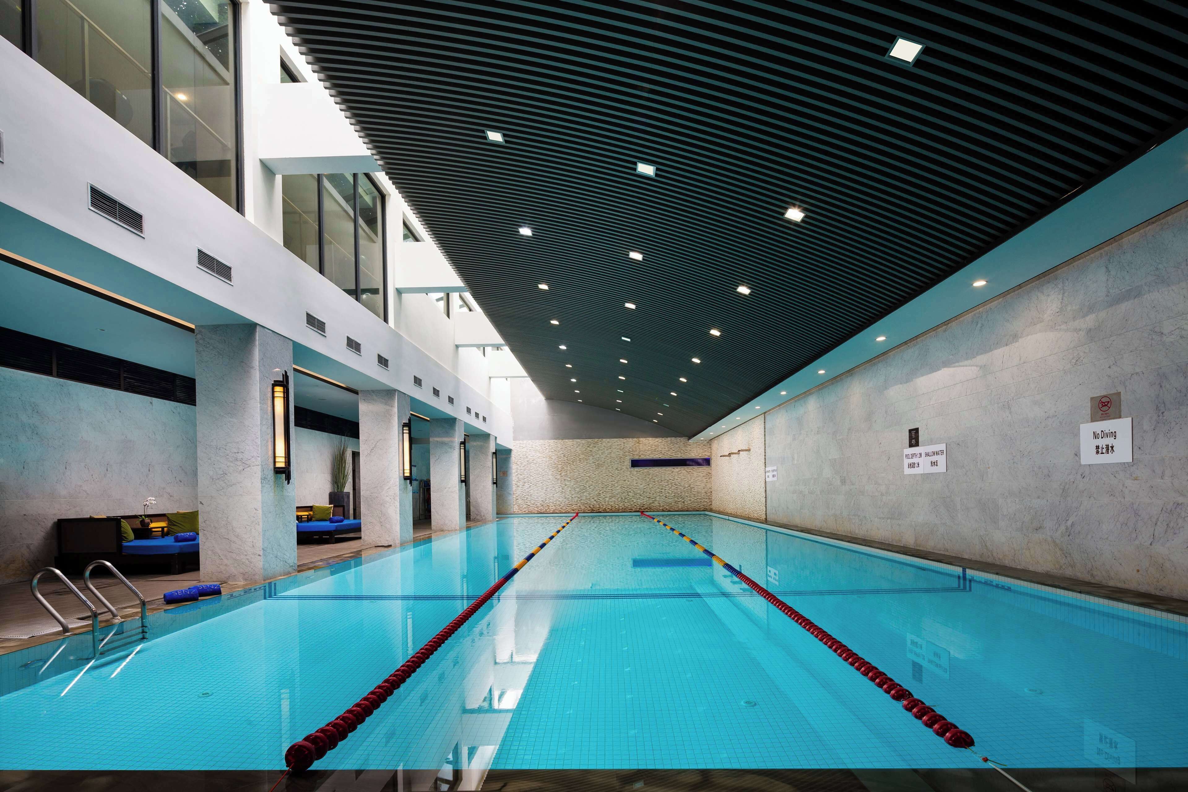 Una piscina techada, guardavidas en la propiedad