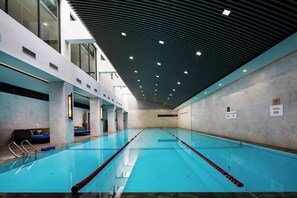 Alberca techada, acceso de 07:00 a 22:00, y salvavidas en la propiedad 