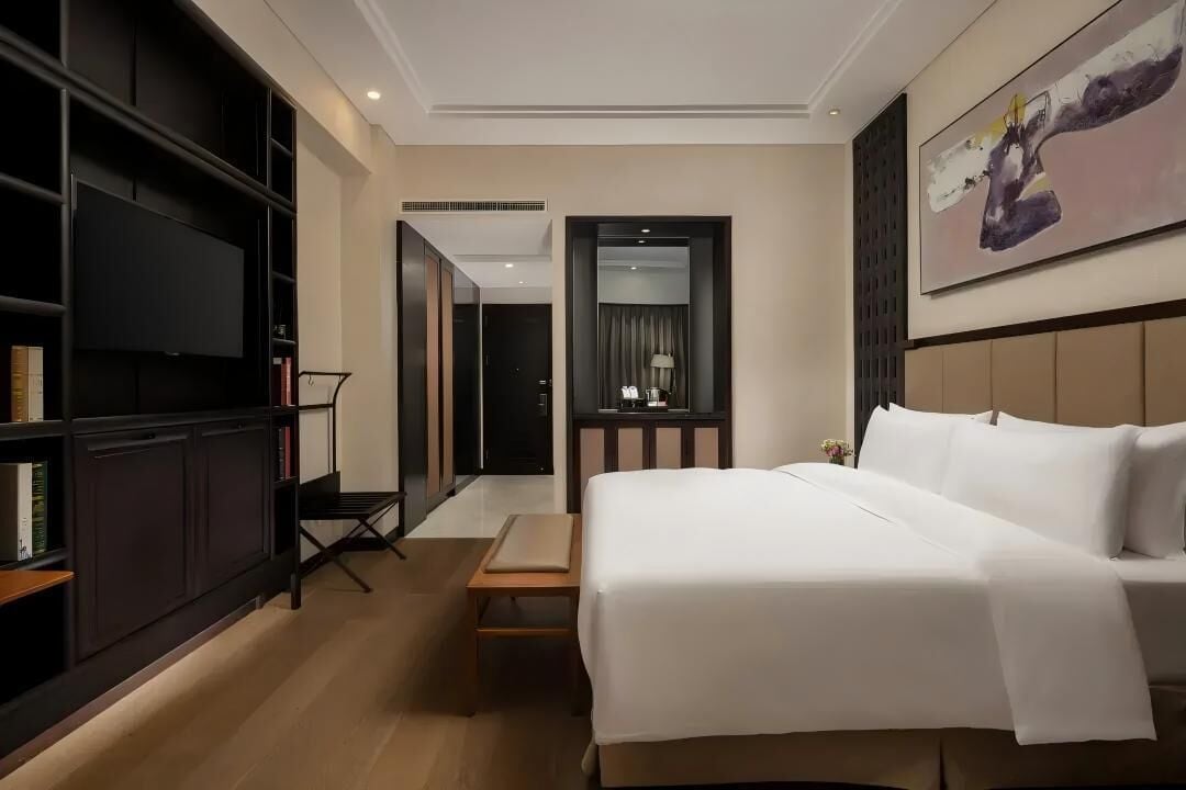 Premium bedding, down duvets, minibar, in-room safe