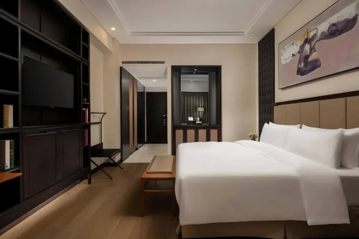 Premium bedding, down comforters, minibar, in-room safe