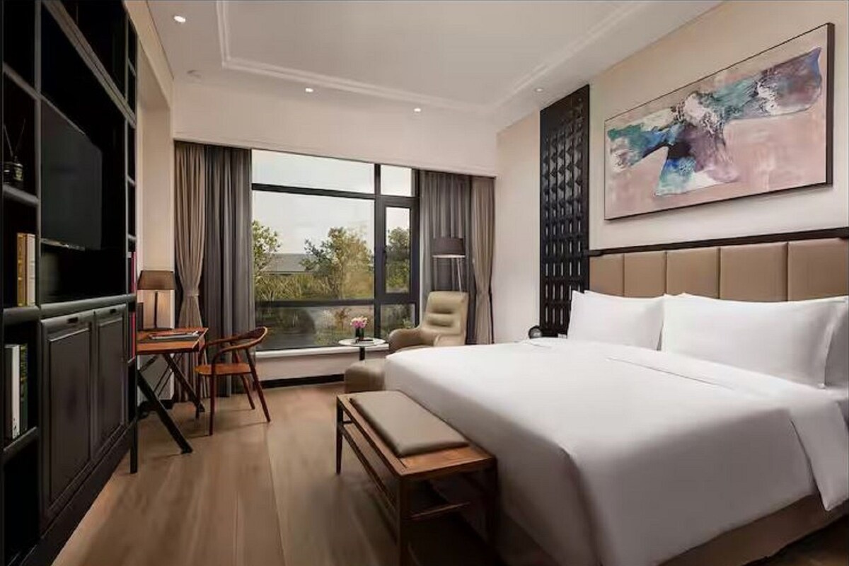 Seprai premium, selimut bulu angsa, minibar, dan brankas