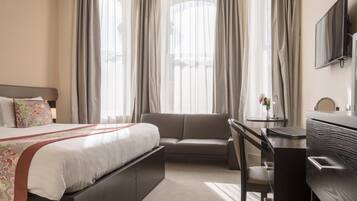 Luxe beddengoed, een kluis op de kamer, een bureau, een laptopwerkplek
