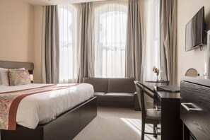 Ropa de cama de alta calidad y caja de seguridad en la habitación 