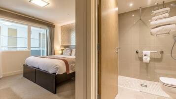 Roupas de cama premium, cofres nos quartos, escrivaninha