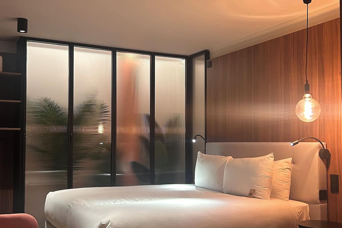 Dobbeltrom – premium, rullestolvennlig dusj, ingen vinduer | Sengetøy av topp kvalitet, safe på rommet og skrivebord