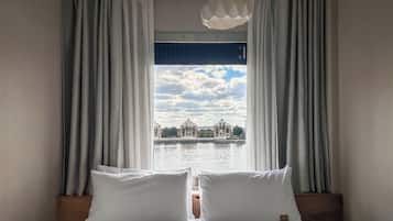 Good Room with Water view | Literie de qualité supérieure, coffres-forts dans les chambres, bureau