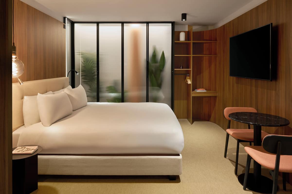 Premium Double Room, Roll-in Shower, No Windows | Premium bedding, in-room safe, desk, laptop workspace