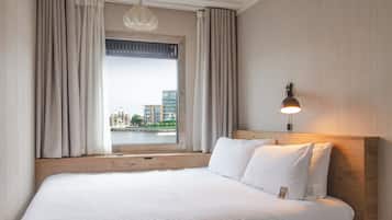 Good Room with Water view (King) | 高档床上用品、客房内保险箱、办公桌、笔记本电脑工作区