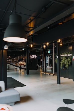 2 bars/lounges, rooftop bar - Good Hotel London (London)