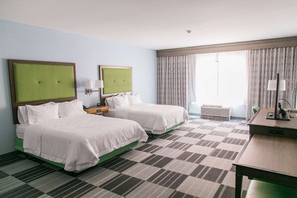 Caja de seguridad en la habitación y tabla de planchar con plancha 