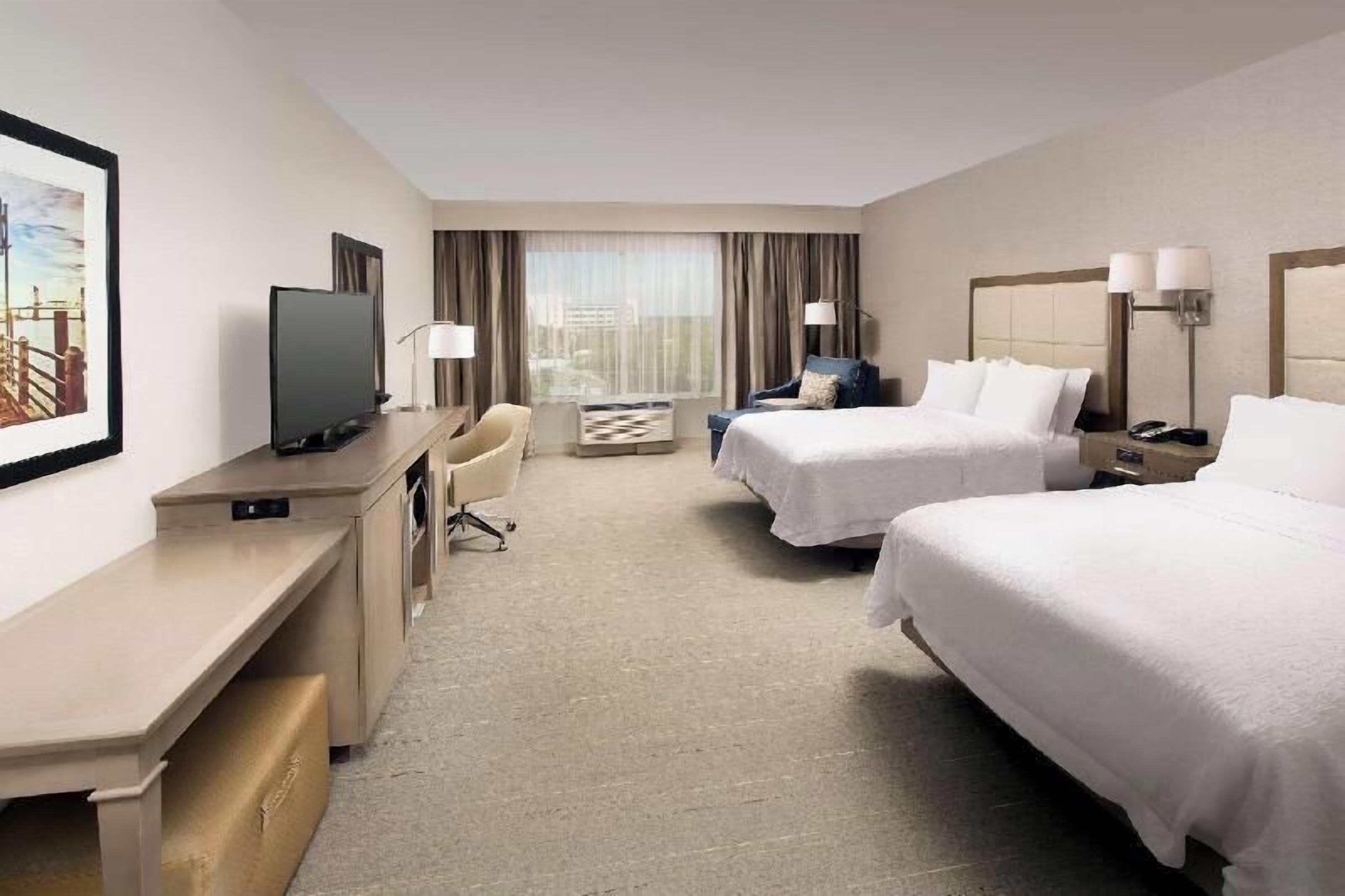 Premium-sengetøj, dundyner, pengeskab på værelset, skrivebord