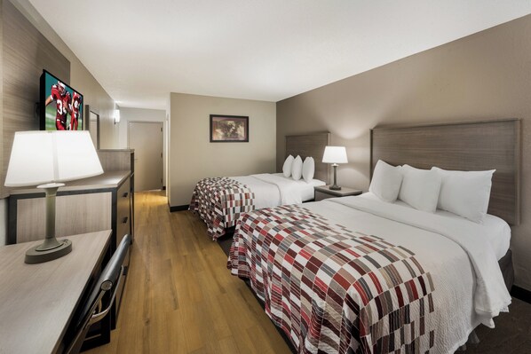 Habitación Deluxe, 2 camas dobles, no fumadores | Escritorio, tabla de planchar con plancha, wifi gratis y ropa de cama