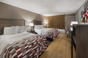 Deluxe Room, 2 Double Beds, Non Smoking | Desk, iron/ironing board, WiFi (free), alarm clocks - Red Roof Inn Dumfries - Quantico (Dumfries)