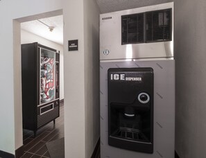 Ein Flur mit Eismaschine und Verkaufsautomaten.