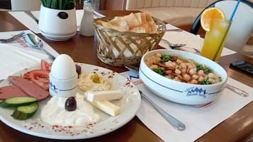 Melayani sarapan dan makan siang dengan sajian masakan internasional
