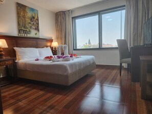 Suite, 1 Bedroom | Minibar, in-room safe, desk, blackout drapes - Amman Orchid Hotel (Amman)