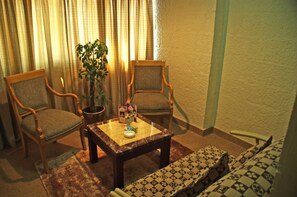 Suite, 1 Bedroom | Living area