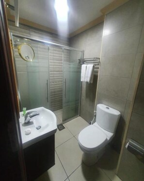 Quarto clássico | Banheiro | Produtos de toalete grátis, secador de cabelo, toalhas de banho 