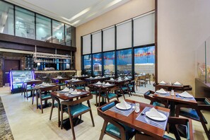 Breakfast, lunch, dinner served; international cuisine  - Sulaf Luxury Hotel (Amman)